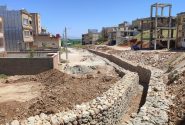 ساخت دیوار سنگی مسیر رودخانه شهرک شهید قاضی شهر اردکان