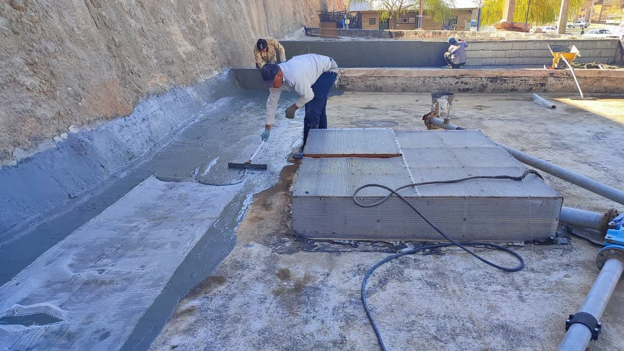 عملیات اجرایی عایق بندی حوضچه نگهداری آب آبشار پارک ورودی شهر