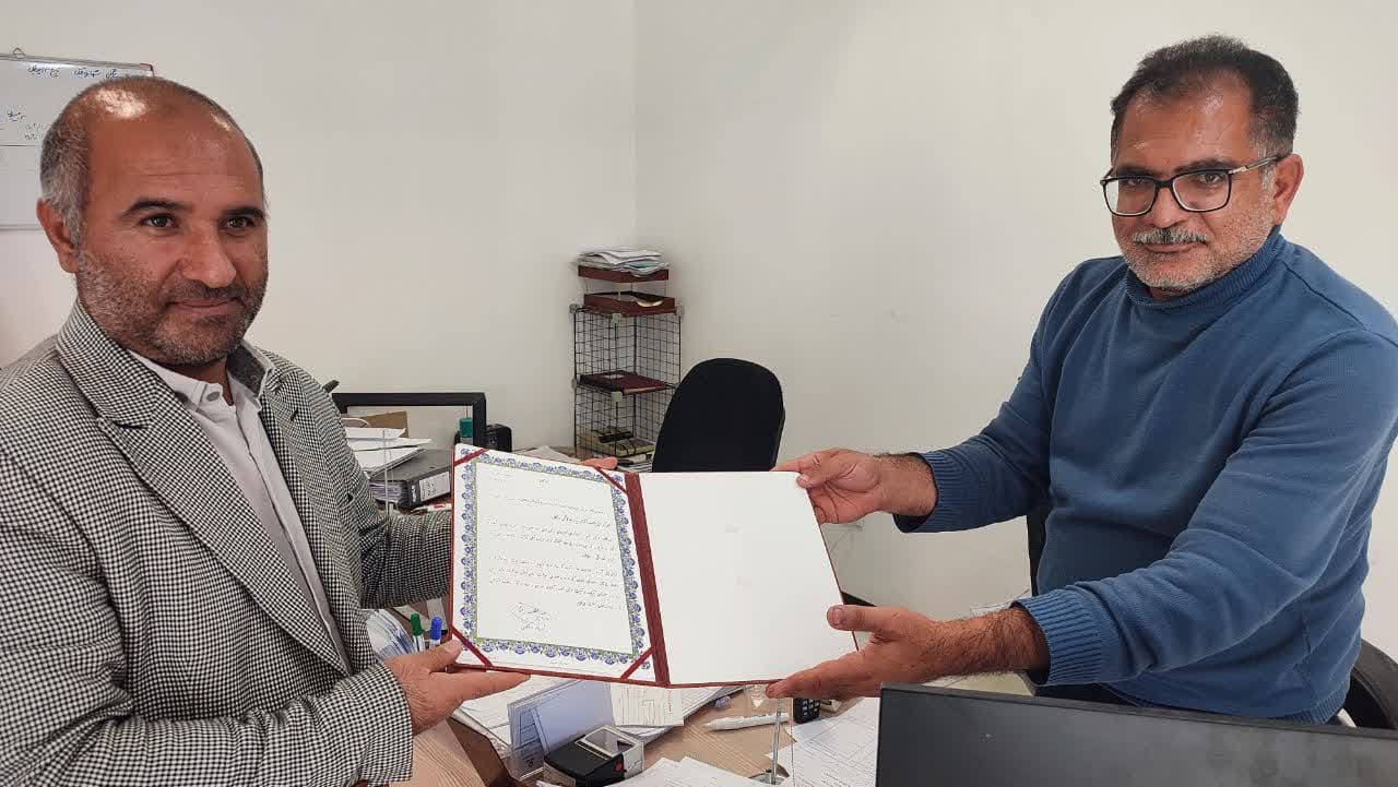 تقدیر مسئول امور اداری به مناسبت روز حسابدار از آقای هاشمی