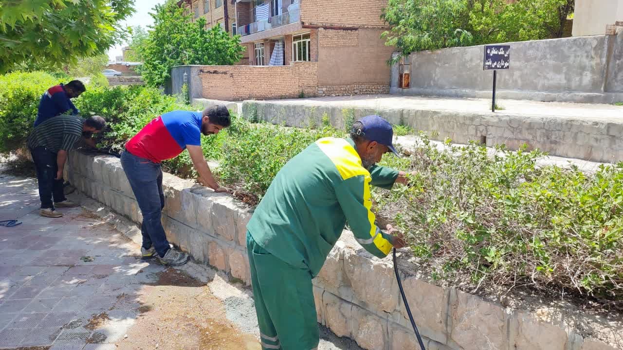 رفع ترکیدگی انشعاب آب اصلی فضای سبز خیابان شهید مشکل گشا