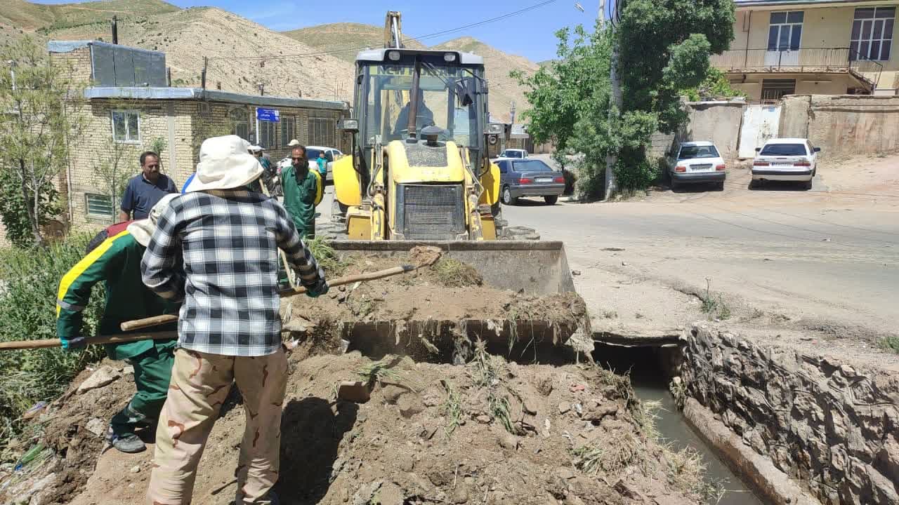جمع آوری پسماند حاصل از لایروبی جدول آب کشاورزی