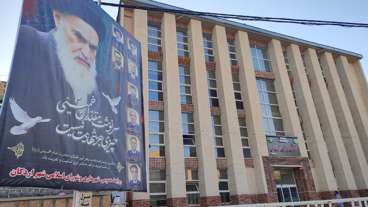 فضا سازی شهری به مناسبت رحلت امام خمینی (ره) و قیام ۱۵ خرداد توسط شهرداری اردکان