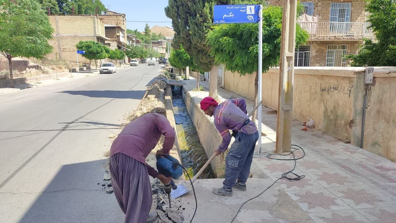 اجرای طرح دال گذاری جدول آب خیابان شهید ثمرمند