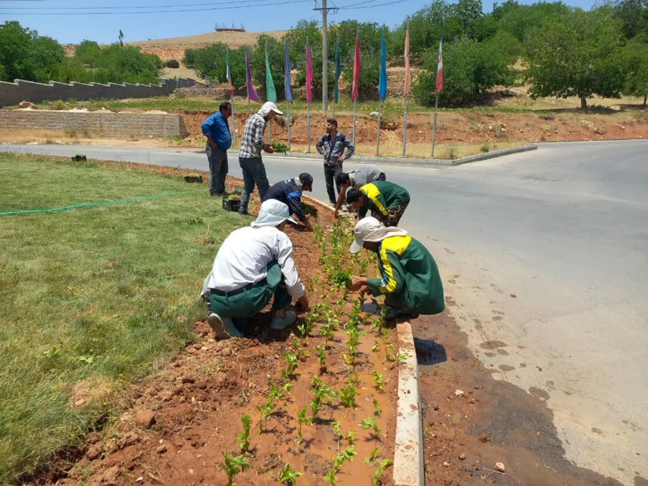 آماده سازی میادین و بلوارهای سطح شهر جهت کاشت گل