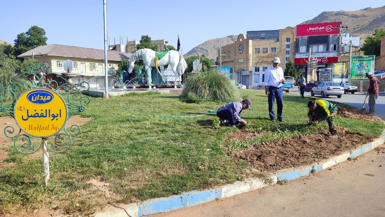 مرحله دوم گل کاری میادین و بلوارهای شهر اردکان