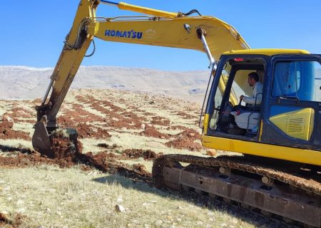 عملیات اجرایی حفر و چاله کنی در تپه اطراف منتهی به کوه شیخ رجبی