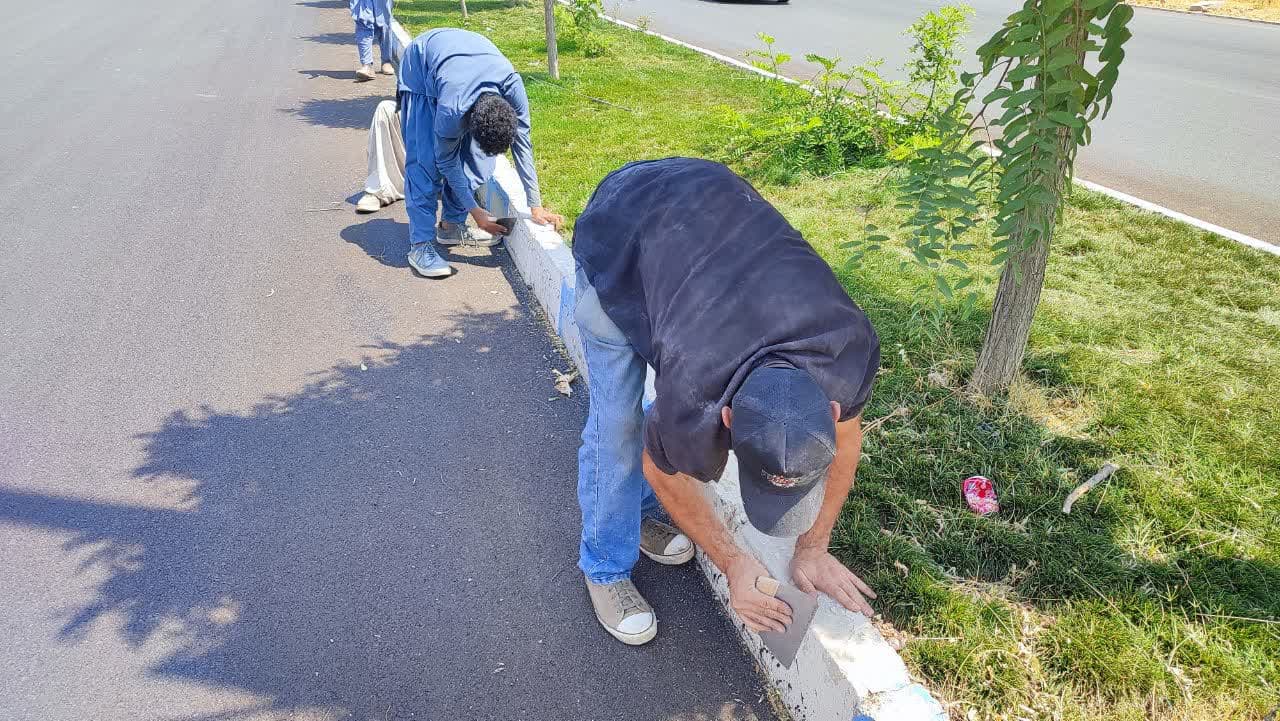 آماده سازی جدول بلوارشهید سلیمانی برای رنگ آمیزی