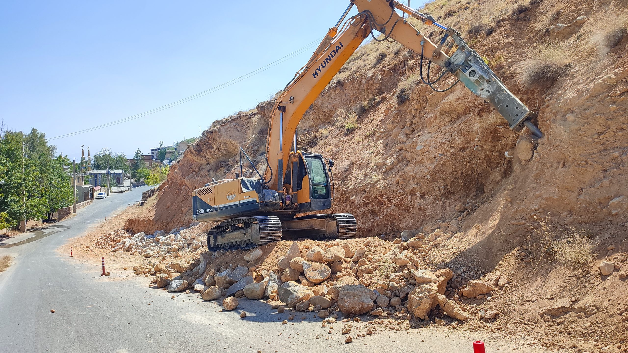 عملیات اجرایی دیوارحائل خیابان شهید خواست خدایی