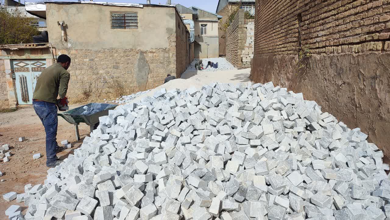  عملیات اجرایی سنگ فرش کوچه شهید ملکی