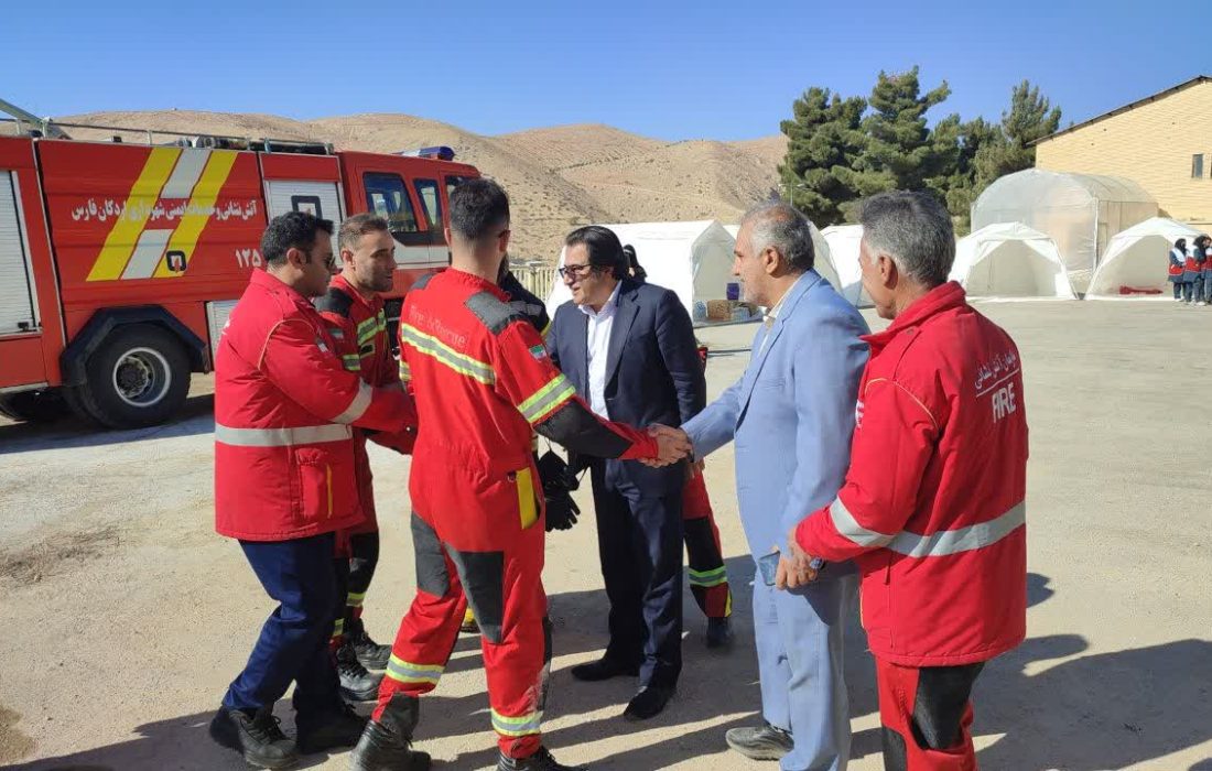 حضورشهردار و نیروهای آتش نشانی شهرداری اردکان دربرگزاری مانور زلزله