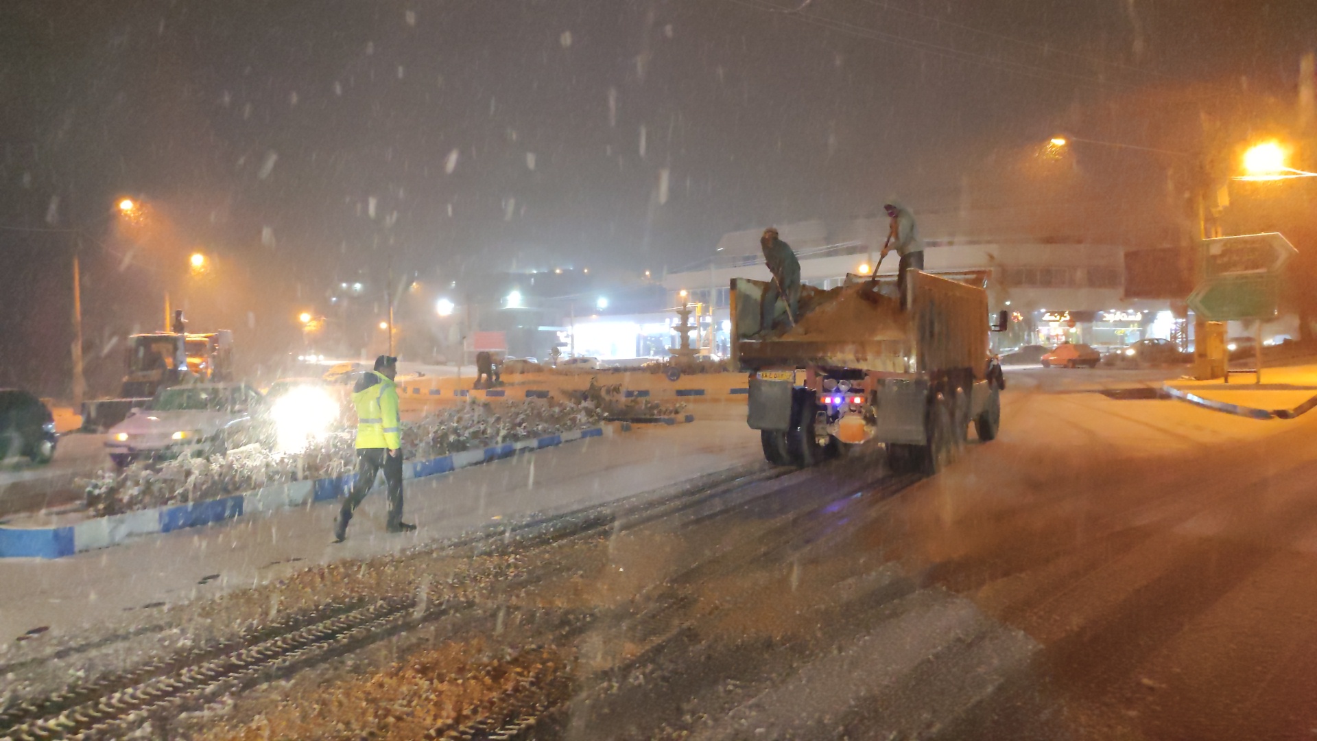 برف روبی و نمک پاشی معابر شهر