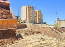 اجرای عملیات خاک ریزی برای ایجاد فضای سبز در شهرک مهر